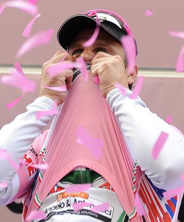 92 Giro, Petacchi vince la terza tappa (Grado-Valdobbiadene, 198 km) ed  la nuova maglia rosa. Vittoria al bacio